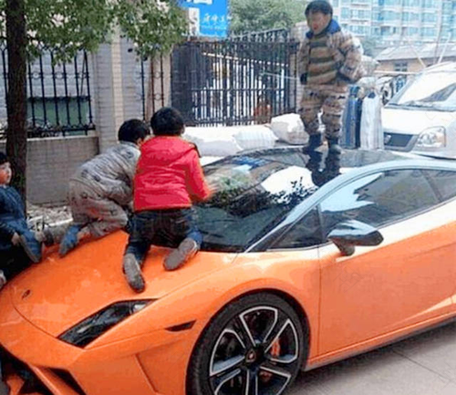 开跑车送孩子上学