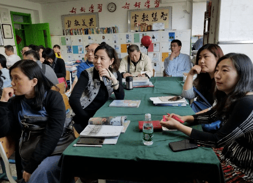 家长穿工作服开家长会