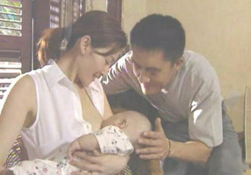 阿朵当街抱孩挑婴儿衣 被曝假进修真生子 阿朵当街抱孩挑婴儿衣 被曝假进修真生子