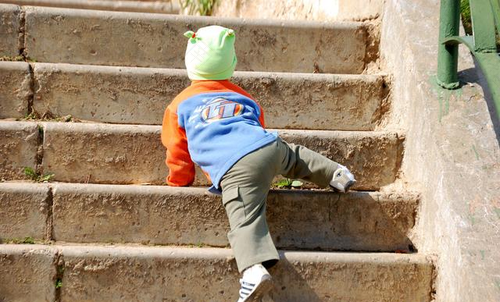 宝宝多大开始爬,爬有什么好 宝宝多大开始爬,爬有什么好