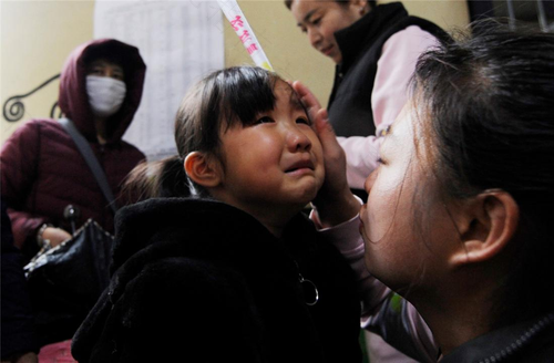 为什么宝宝被骂哭还要妈妈抱 为什么宝宝被骂哭还要妈妈抱