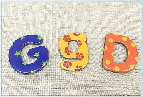 必玩的亲子自游戏:字母冰箱贴比赛 必玩的亲子自游戏:字母冰箱贴比赛