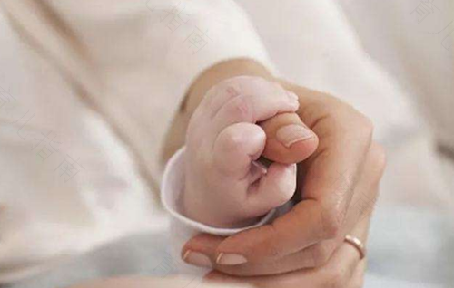 三个月宝宝晚上不起夜吃奶正常吗