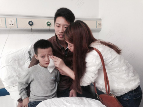 三岁女孩变男孩,母亲“卖身”求治病 三岁女孩变男孩,母亲“卖身”求治病