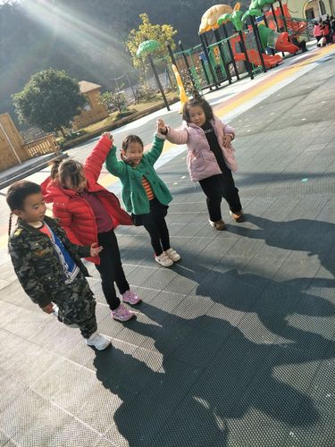 孩子和自己的影子玩