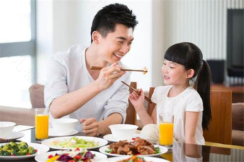 吃饭追着孩子跑?几招让他“倒追”你!