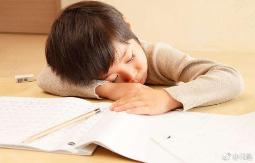 看着孩子写作业 看着孩子写作业