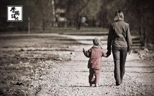 母亲对孩子的关爱